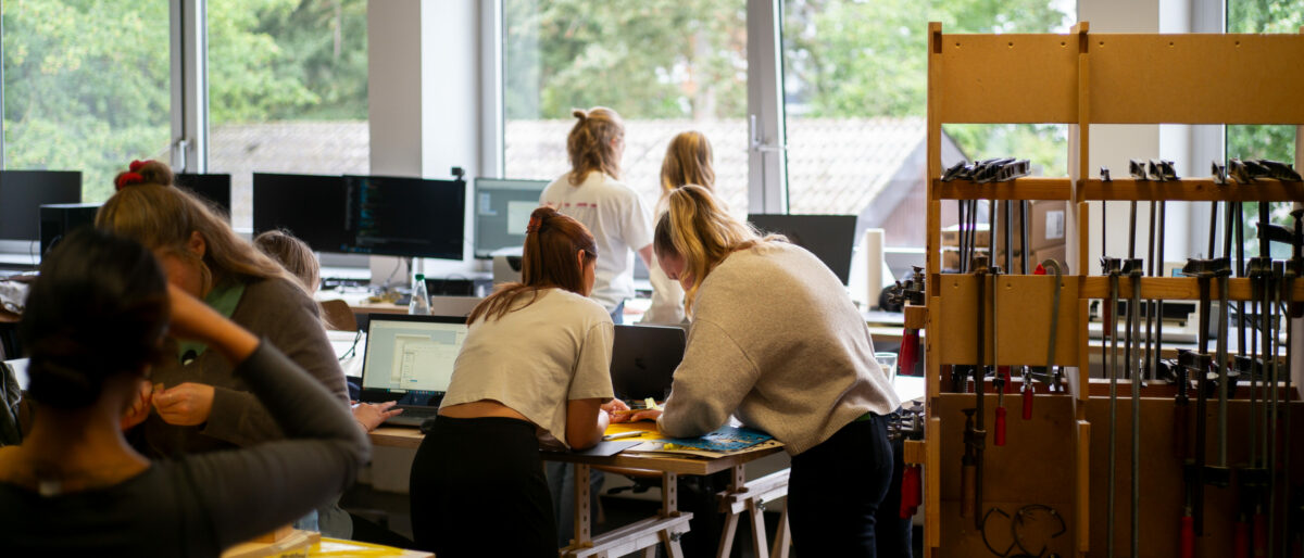 Studierende im Labor arbeiten an der Ausstellung