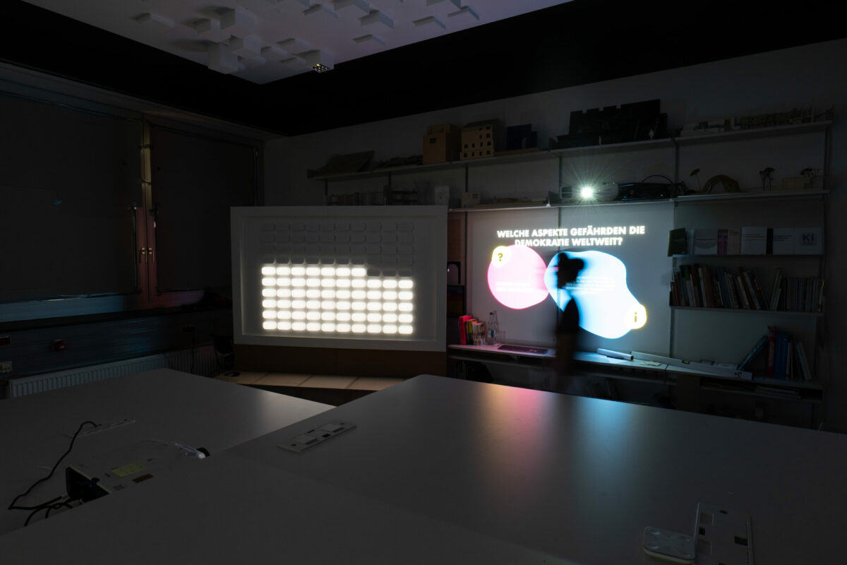 Leuchtinstallation mit 100 Lichtern, die Prozentuale Fakten anzeigen kann in Kombination mit einer Text Projektion